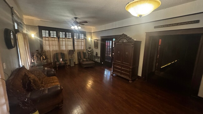 Photo - 1721 Clarendon Ave