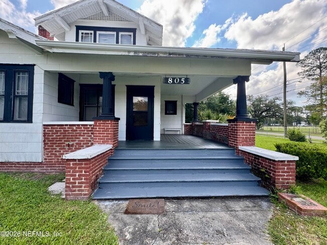 Photo - 805 St Clair St