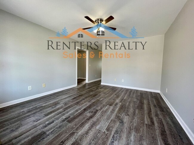 Photo - 2 Bedroom Duplex House with Yard