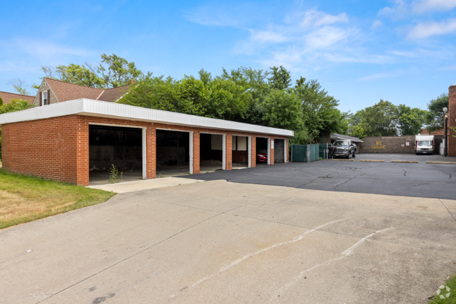 Building Photo - 2003 Warrensville Center Rd Unit 3 Rental