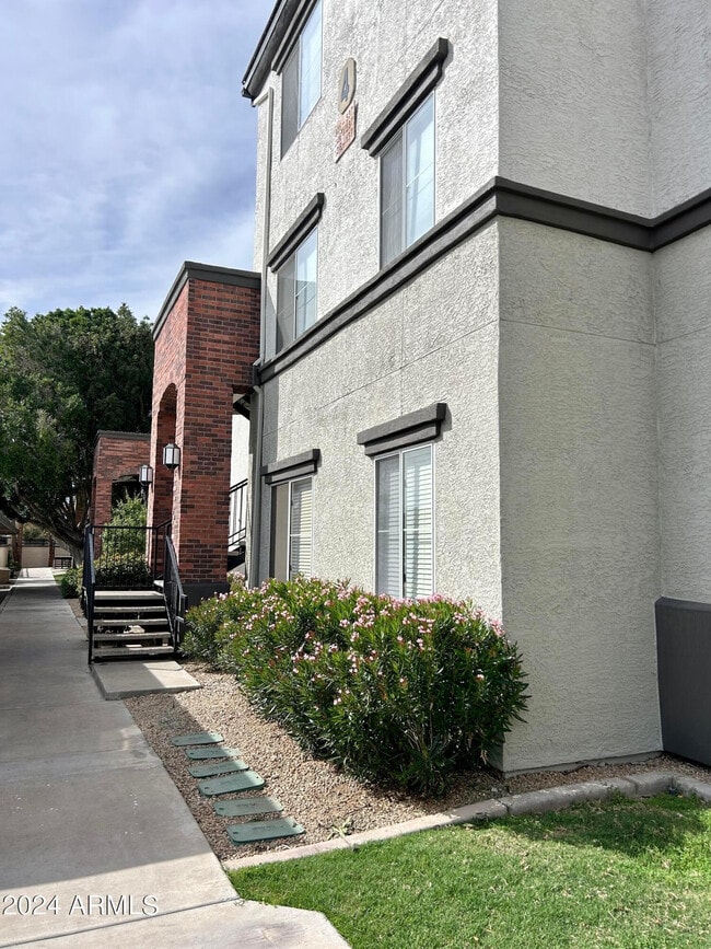 Building Photo - 3302 N 7th St Unit 327