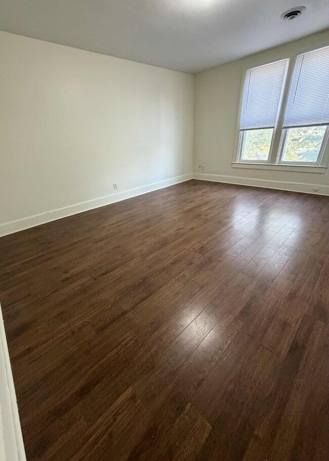 Living Room - 212 7th Ave SE Unit 3