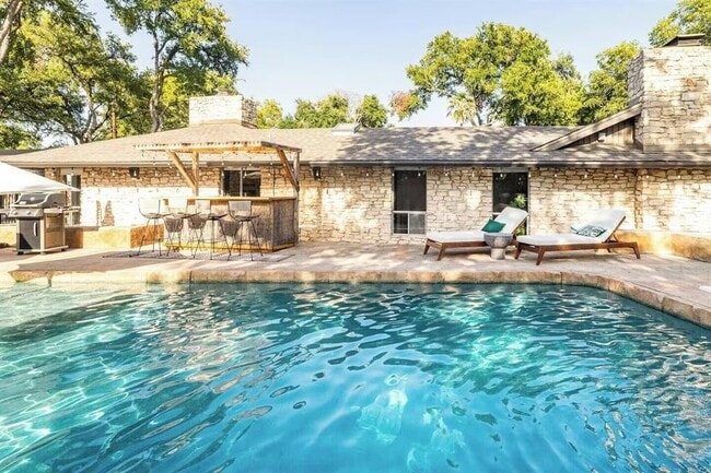 6102 Cherrylawn Cir