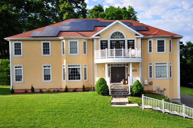 Building Photo - 3 Maplecrest Ln