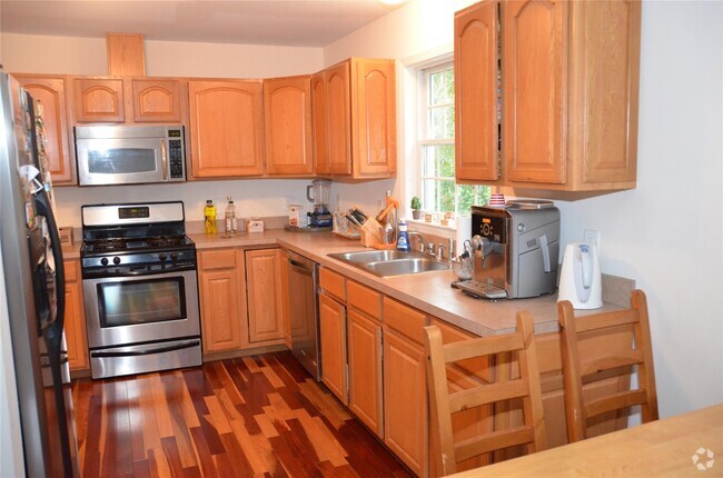 Building Photo - 271 Purchase St Unit A Rental