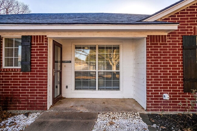 Photo - Charming 3 Bed 2 bath with Scenic Views, on quiet cul-de-sac in Cleburne!