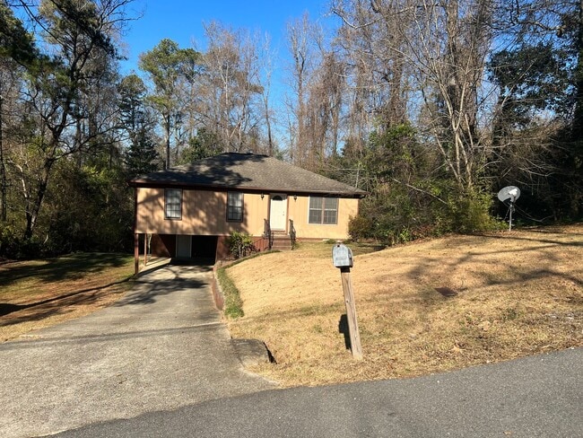 Building Photo - 3 bedroom 1 bathroom home in Colonial Hills