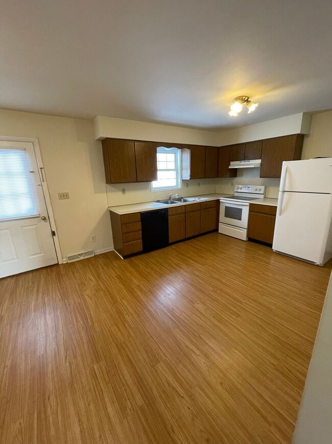 Photo - 3 Bed 2 Bath Townhouse in Manchester