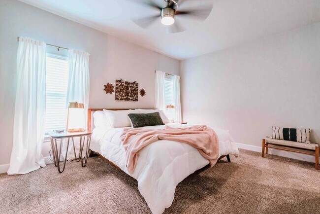 Photo - 406 NW Retreat Ln