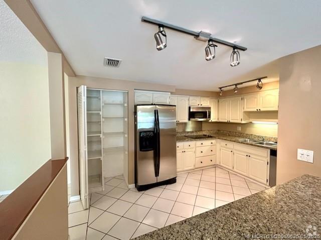 Building Photo - 200 SE Four Winds Dr Unit 210 Rental