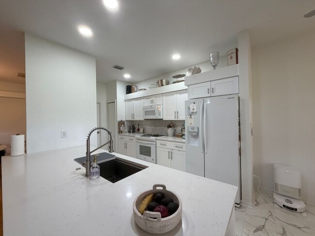 Building Photo - ANNUAL RENTAL - 2 BED + DEN / 2 BATH SINGLE FAMILY HOME IN HERITAGE GREENS