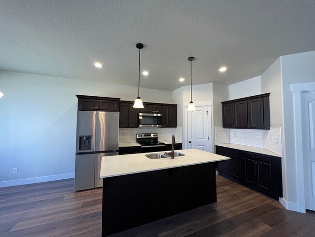 Photo - 4 bedroom/2.5 bathroom Townhome in Lehi
