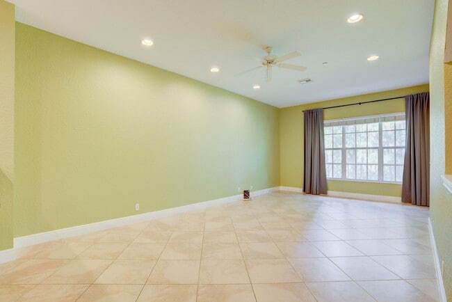 Photo - 5113 Artesa Way W