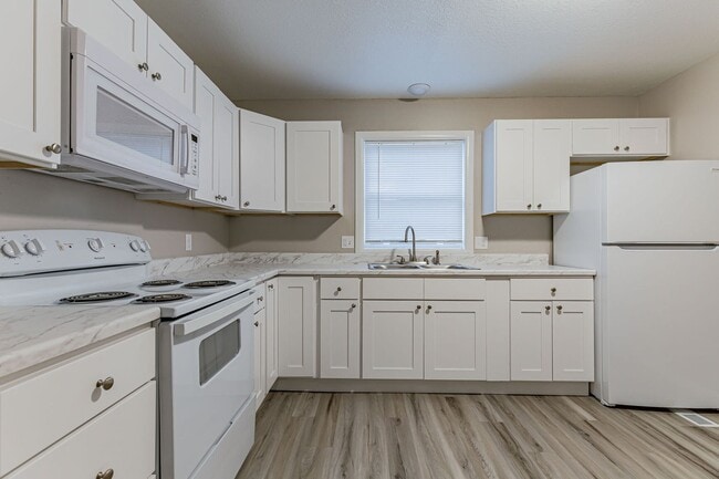 Building Photo - 1601 Kings Way Unit A