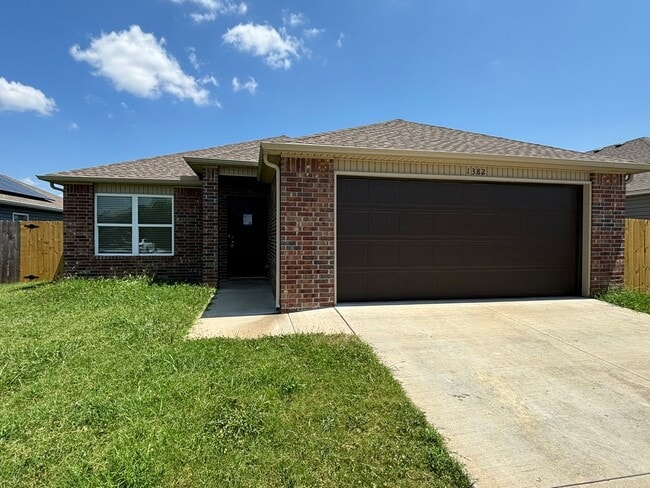 Building Photo - Location, Style, and Space: South Fayetteville Living at Its Best!