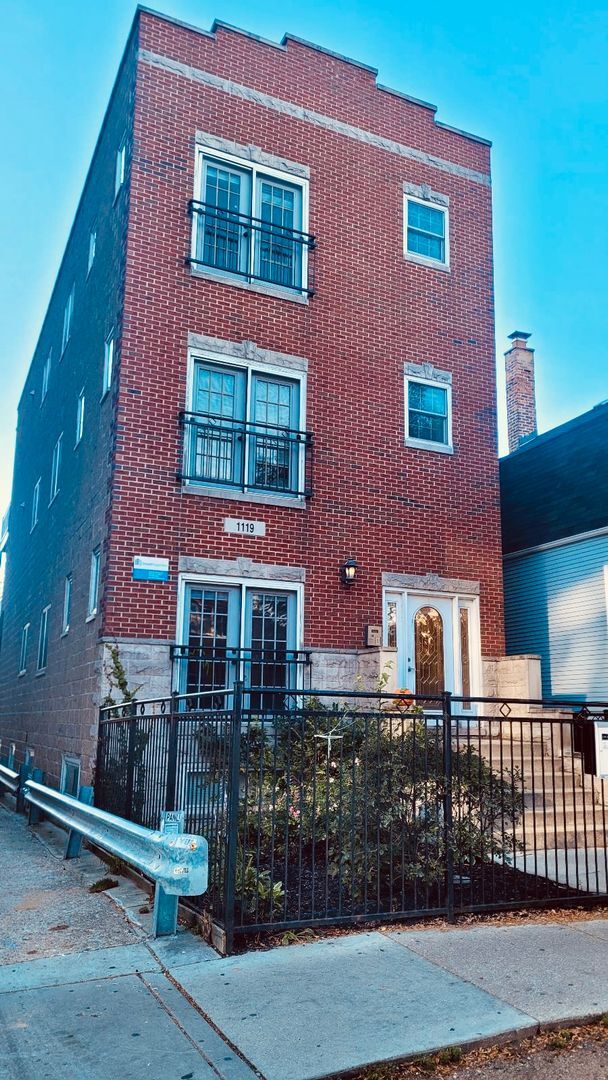 Building Photo - 1119 W Addison St Unit 1 Rental