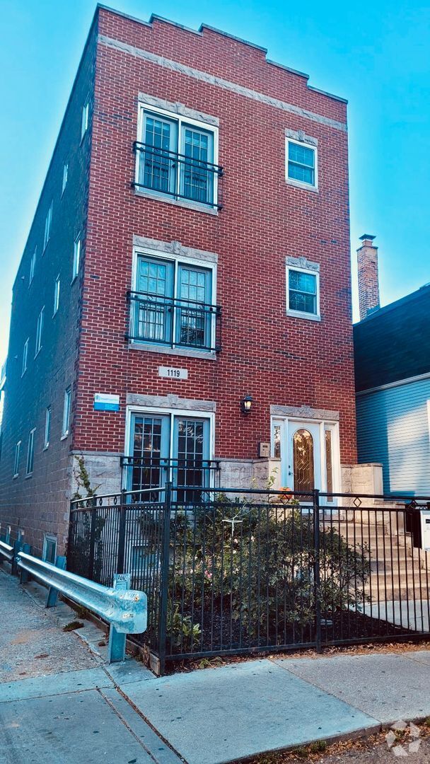 Building Photo - 1119 W Addison St Unit 1 Rental