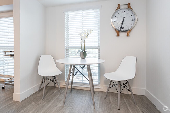1BR, 1.5BA - 806SF