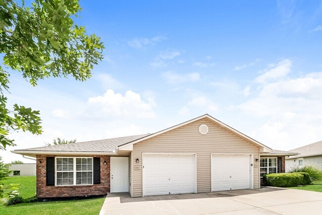 Building Photo - Coming Soon! 3 BR/2BA | Newly Renovated Single Family Home | In Grain Valley!