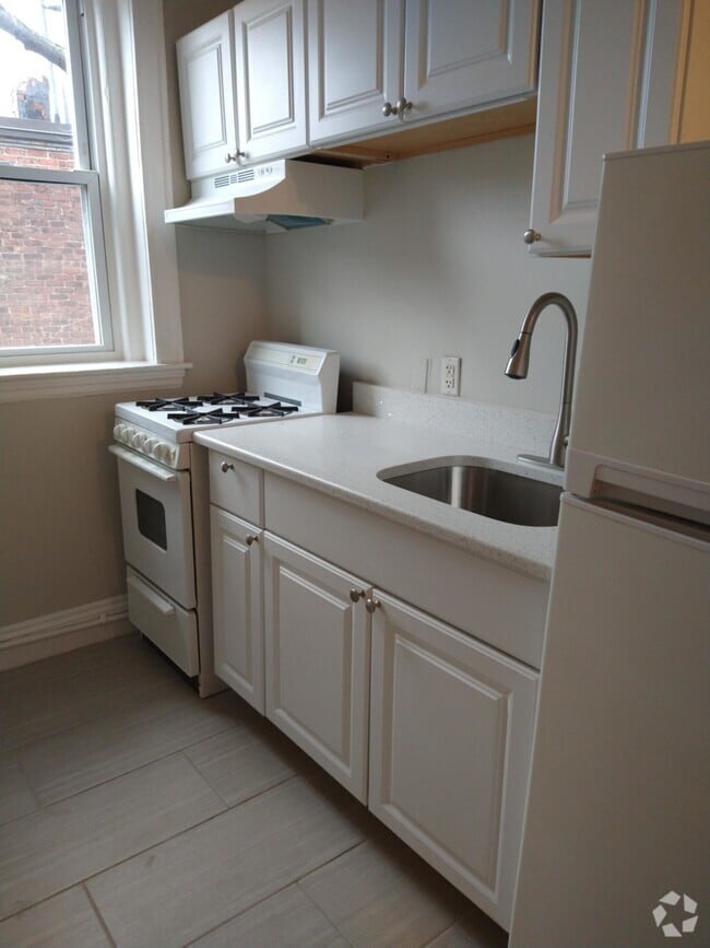 Building Photo - 240 Babcock St Rental