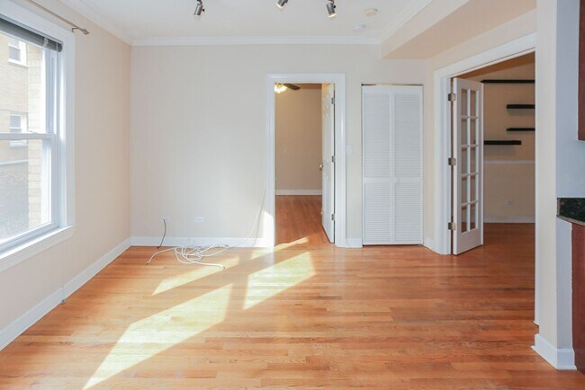 Photo - 628 W Roscoe St Unit 1N