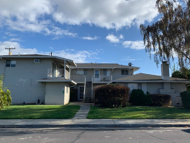 Photo - 2053 Town and Country Ln Unidad 2