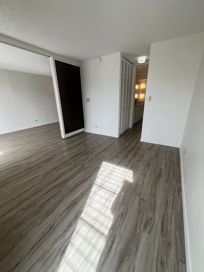 Photo - 1 Bedroom Kapiolani Manor by Ala Moana with Parking, Pool Unit 1114