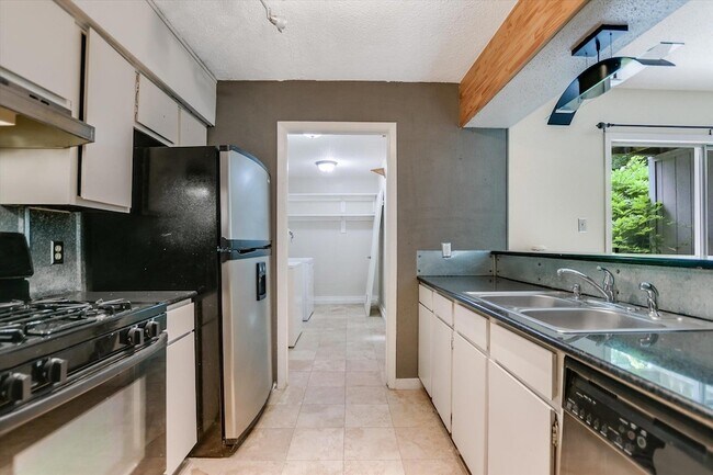 Photo - 700 Castle Ridge Rd