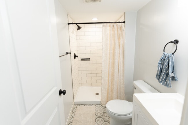 Building Photo - 1811 Buchanan St NE Rental