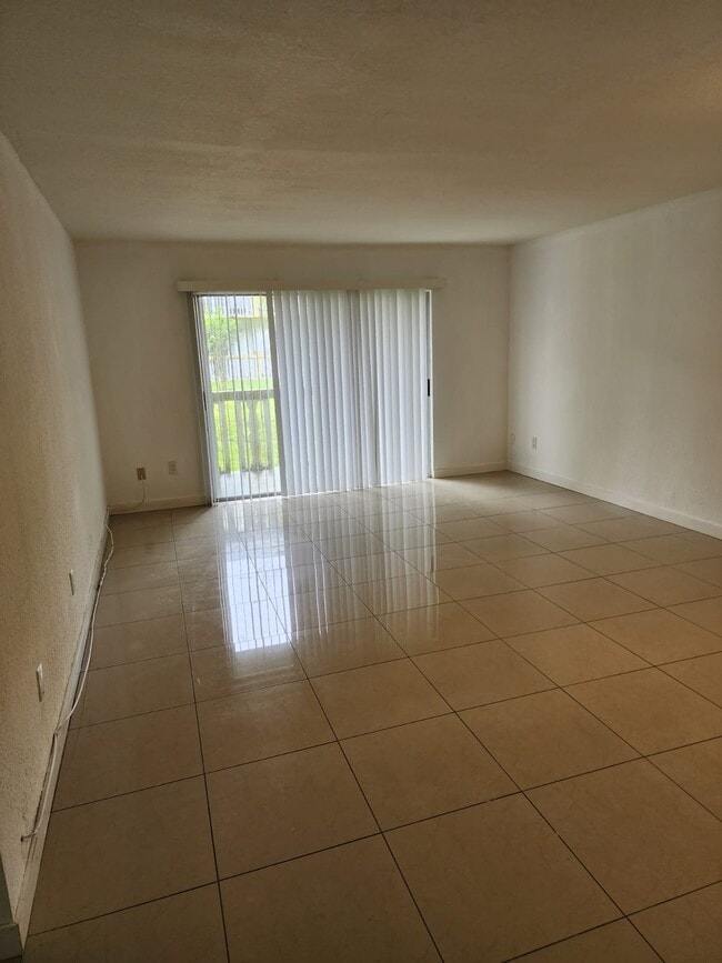 Building Photo - 15201 NE 6th Ave