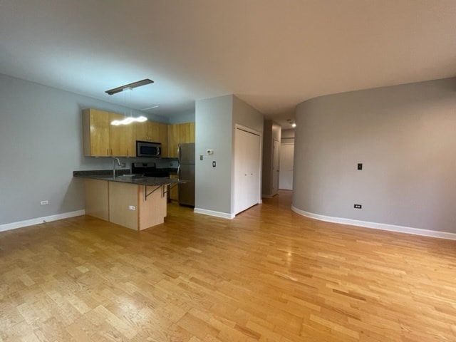 Photo - 680 N Green St Unit 310