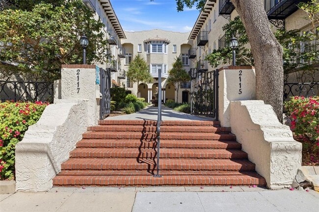 Building Photo - 2117 W Dekle Ave Unit I1