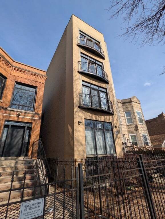 Building Photo - Incredible Humboldt Park Penthouse 2b/2b Unit 4