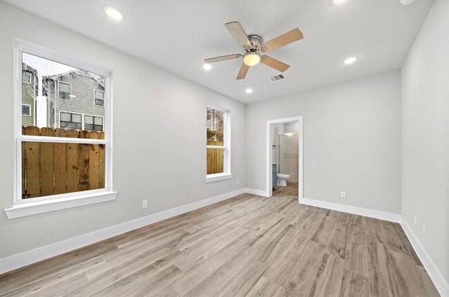 Photo - 230 W 28th St