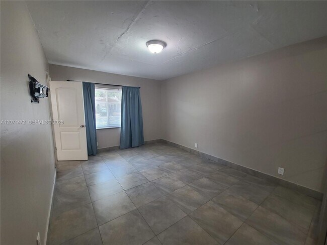 Photo - 633 NE 16th Ave Unit 3