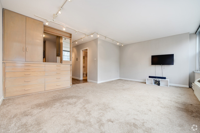 Building Photo - 336 W Wellington Ave Unit 503 Rental