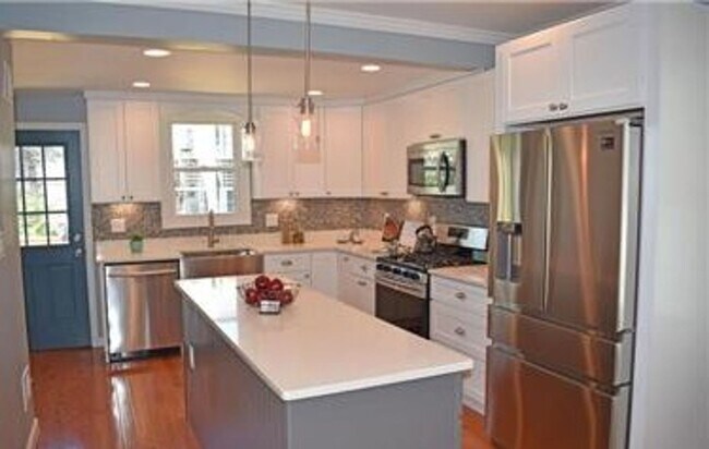 Photo - Beautiful Benning 3 Bedroom Renovated Bungalow Home with Yard, Parking, W/D.