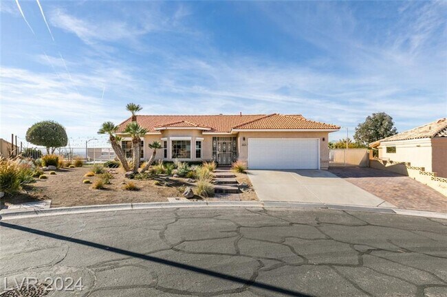 LUXURIOUS SINGLE STORY IN GATED COMMUNITY ... - LUXURIOUS SINGLE STORY IN GATED COMMUNITY ...