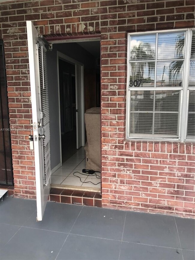 Photo - 1100 Atlantic Shores Blvd Unidad 307