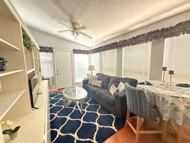 Photo - 728 Hogan Dr