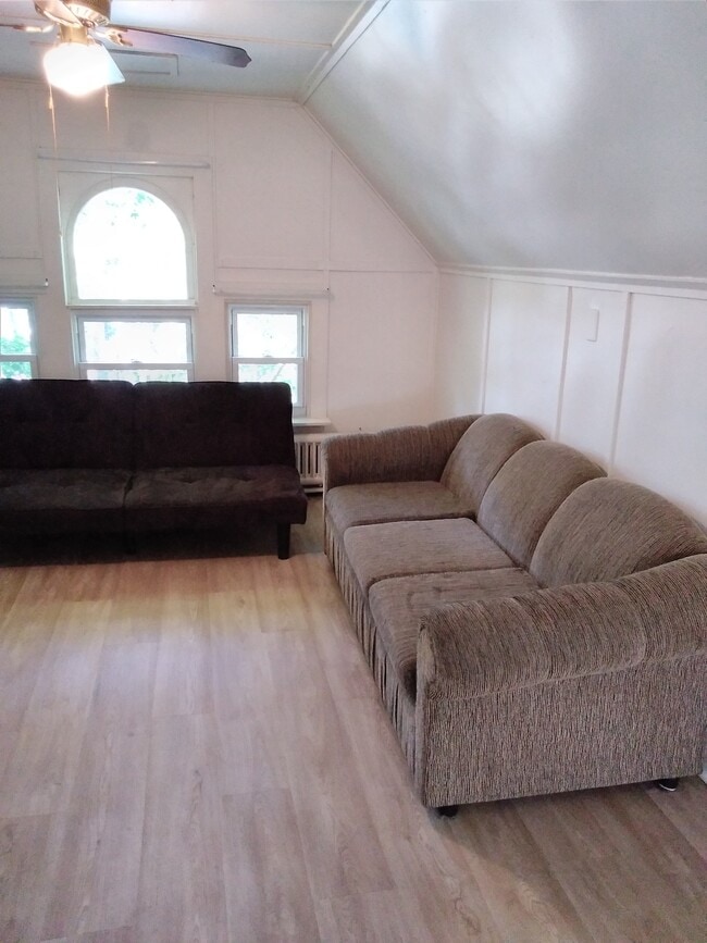 Common/Living room 3rd - 438 N Aurora St Unit 3