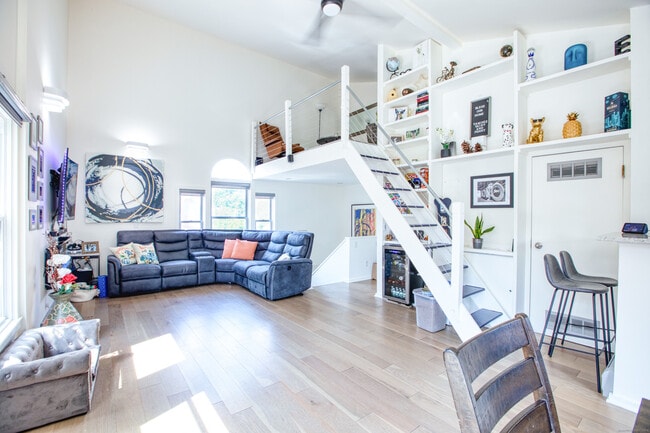 Building Photo - 32 Pine St Unit APT 27