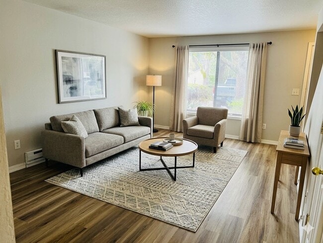 Building Photo - Wonderful Wilsonville Townhouse