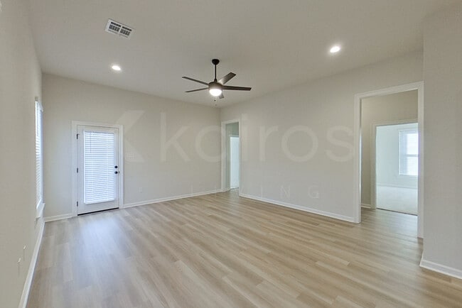 Photo - 14010 Rosewell St