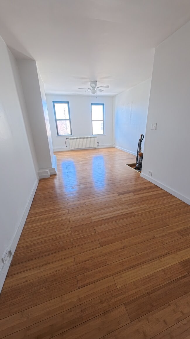Building Photo - 188 Nassau Ave Unit 3-R
