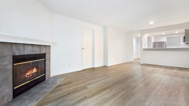 Building Photo - Top-Floor Corner End-Unit with Great Light Unit F304