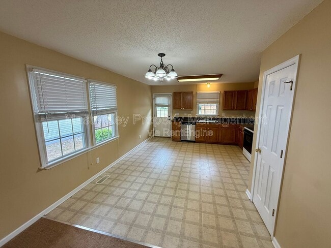 Photo - 204 W Barbee St