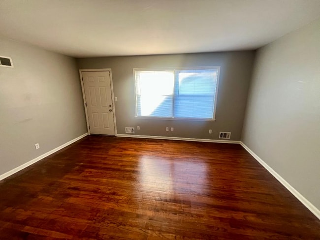 Photo - 5811 Monrovia St