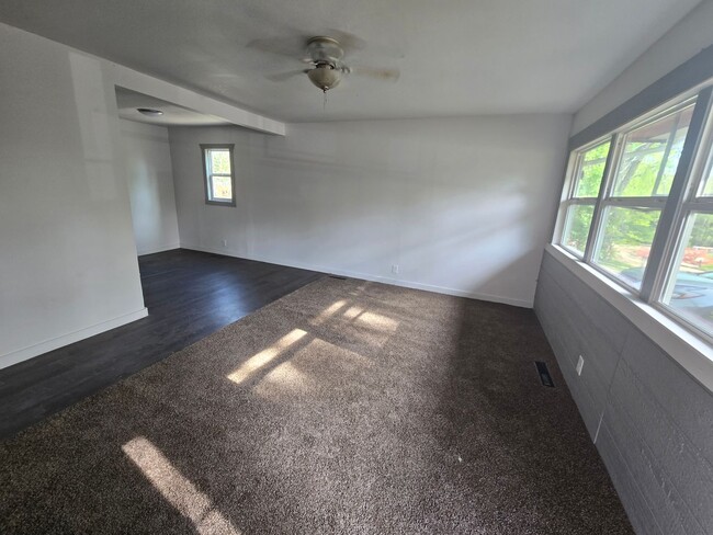 3 bed 1 bath house w/ fenced in yard - 3 bed 1 bath house w/ fenced in yard