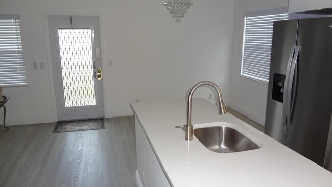 Photo - 271 Fanshaw G